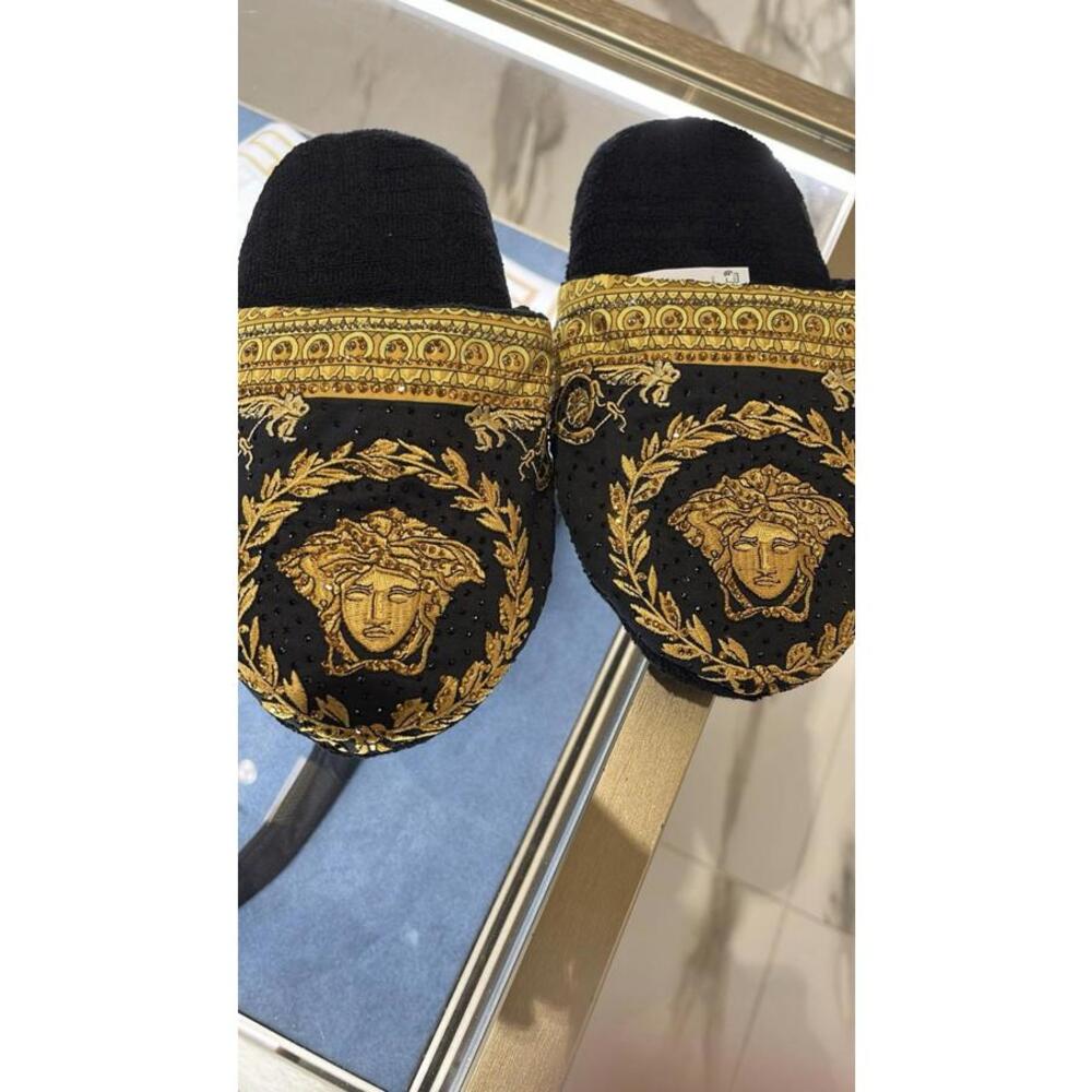 BNWT Versace Women’s Crystal Embellished Baroque Print Slides Size Small US 6/7